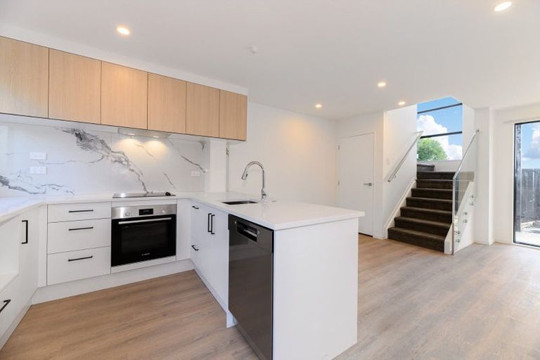 Photo of property in 5/60 Triangle Road, Massey, Auckland, 0614