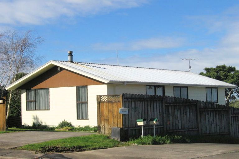 Photo of property in 12 Moxham Grove, Massey, Auckland, 0614