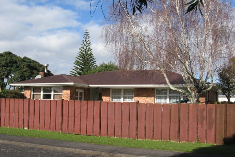 Photo of property in 2 Springbank Lane, Te Atatu Peninsula, Auckland, 0610