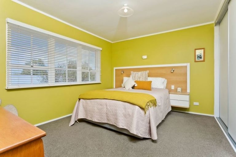 Photo of property in 2/28 Sovereign Place, Glenfield, Auckland, 0629