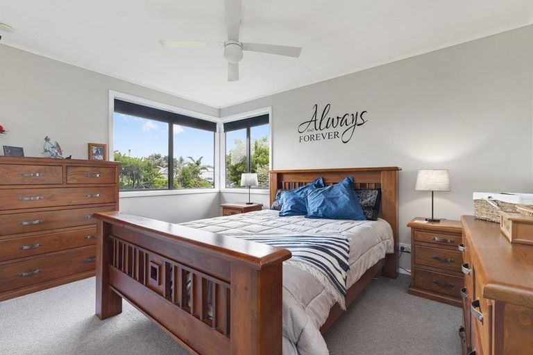 Photo of property in 16 Stonehurst Avenue, Waiuku, 2123