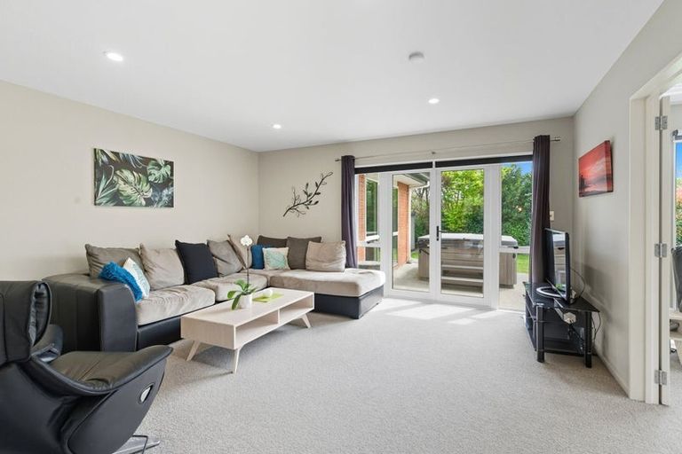 Photo of property in 21 Blowers Place, Halswell, Christchurch, 8025