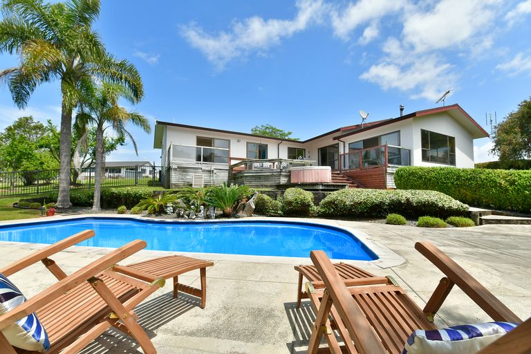 Photo of property in 77 Matija Place, Red Beach, 0932