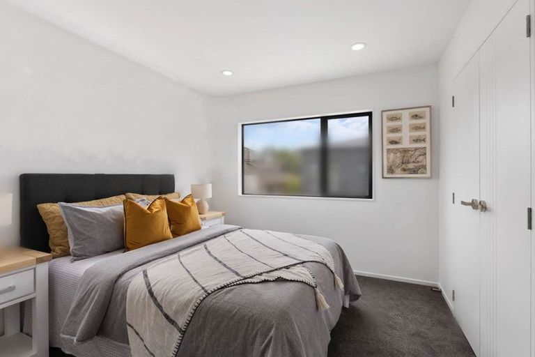 Photo of property in 2/77 Glenmore Road, Sunnyhills, Auckland, 2010