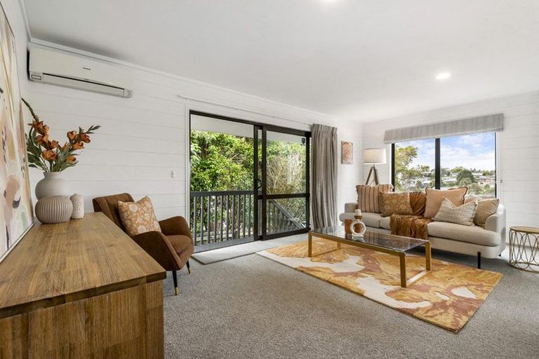 Photo of property in 2/21 Tahu Crescent, Sunnynook, Auckland, 0620