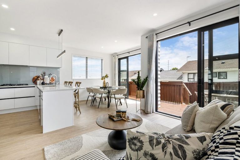 Photo of property in 49a Meadowood Drive, Unsworth Heights, Auckland, 0632