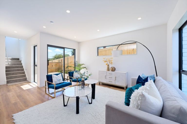 Photo of property in 21c Barron Drive, Green Bay, Auckland, 0604