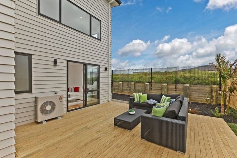 Photo of property in 18 Spyglass Street, Red Beach, 0932