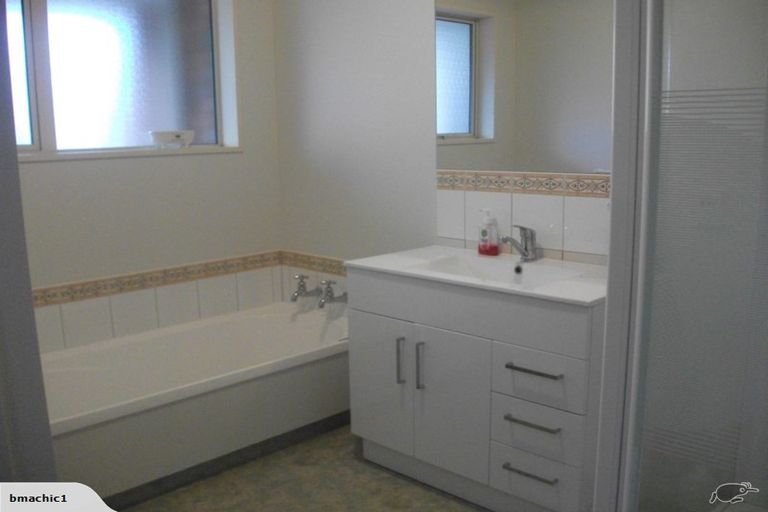 Photo of property in 2 Harrod Place, Rangiora, 7400