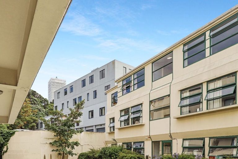 Photo of property in Te Awhina Apartments, 27/22u Sussex Street, Mount Cook, Wellington, 6021