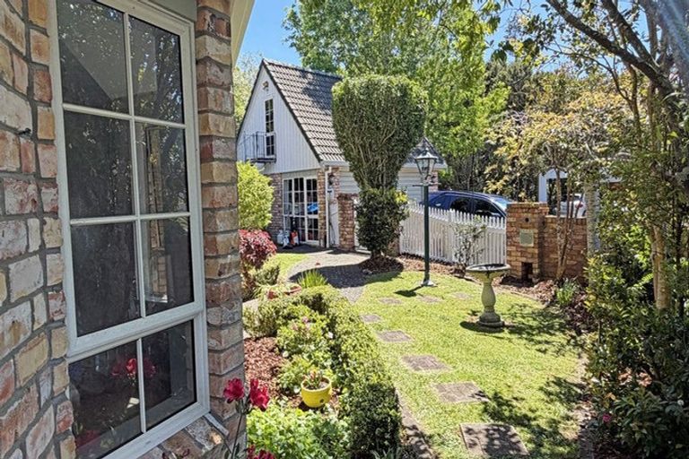 Photo of property in 35 Ravenstone Place, Chatswood, Auckland, 0626