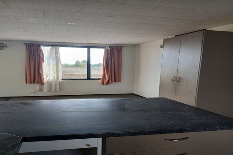 Photo of property in 15 Kopara Place, Clendon Park, Auckland, 2103