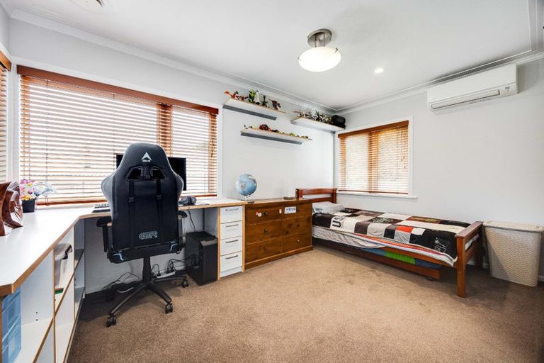 Photo of property in 16 Paton Avenue, Te Atatu South, Auckland, 0610