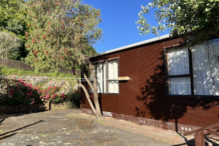 Photo of property in 16 Arahanga Grove, Maupuia, Wellington, 6022