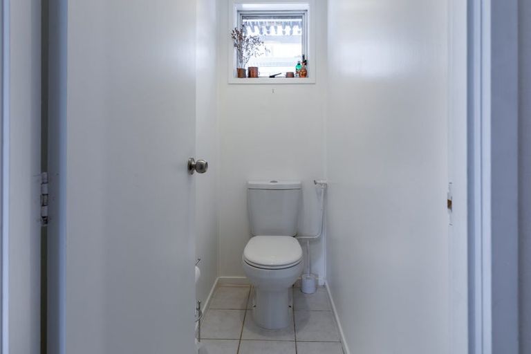 Photo of property in 52 Staincross Street, Green Bay, Auckland, 0604
