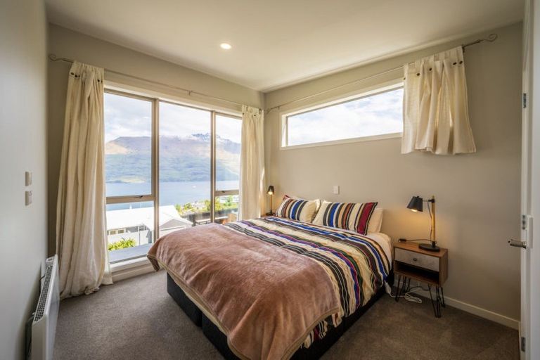Photo of property in 72 Wynyard Crescent, Fernhill, Queenstown, 9300