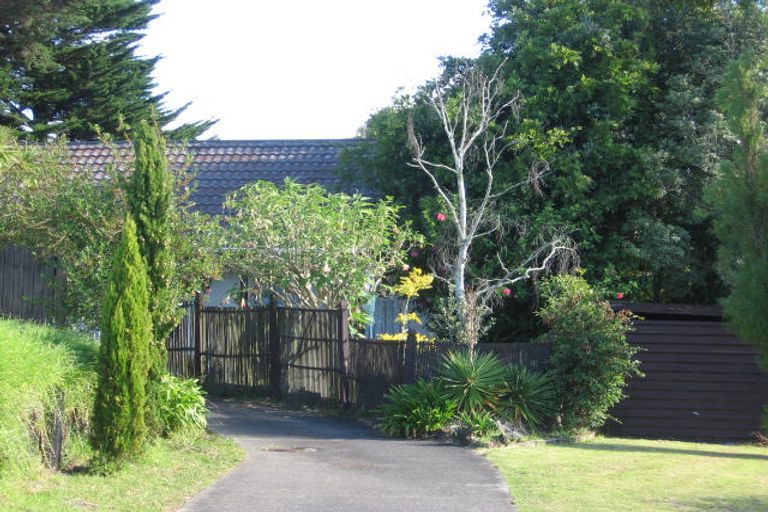 Photo of property in 1/16 Hollyhock Place, Browns Bay, Auckland, 0630
