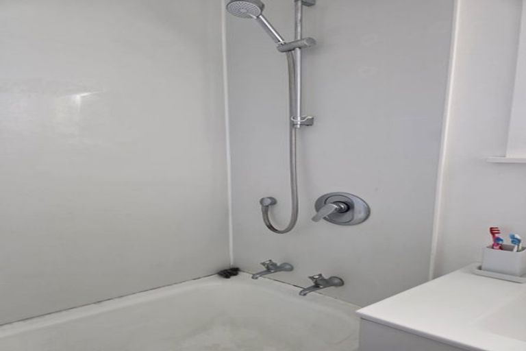 Photo of property in 6a Matahourua Crescent, Cannons Creek, Porirua, 5024