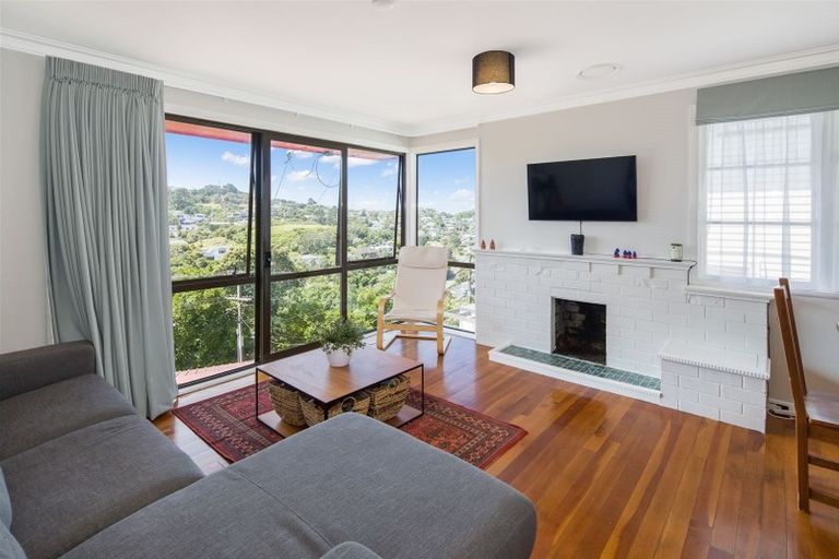 Photo of property in 102 Ruskin Road, Newlands, Wellington, 6037