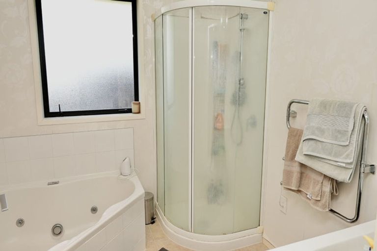 Photo of property in 60 Geneva Terrace, Kelvin Grove, Palmerston North, 4414