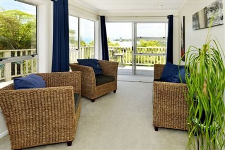 Photo of property in 1/552 Beach Road, Rothesay Bay, Auckland, 0630