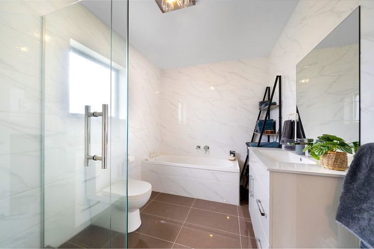 Photo of property in 28b Kirrie Avenue, Te Atatu South, Auckland, 0610