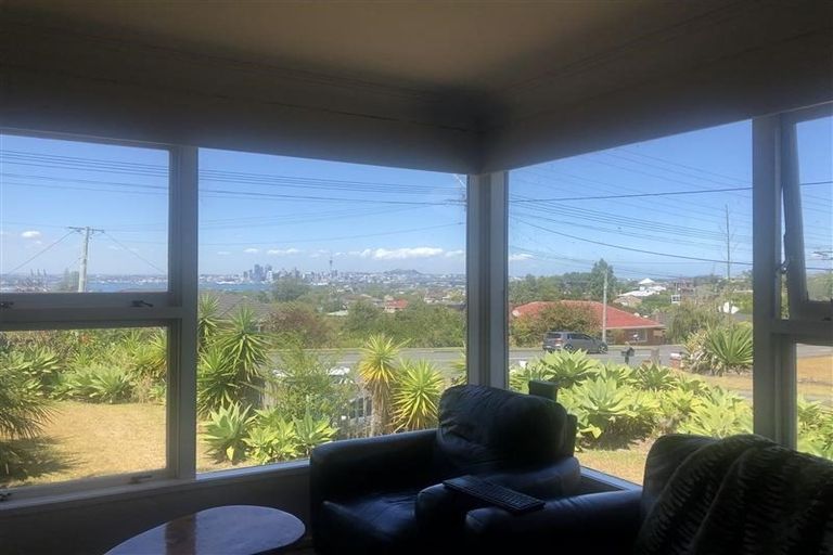 Photo of property in 95 Ocean View Road, Hillcrest, Auckland, 0627