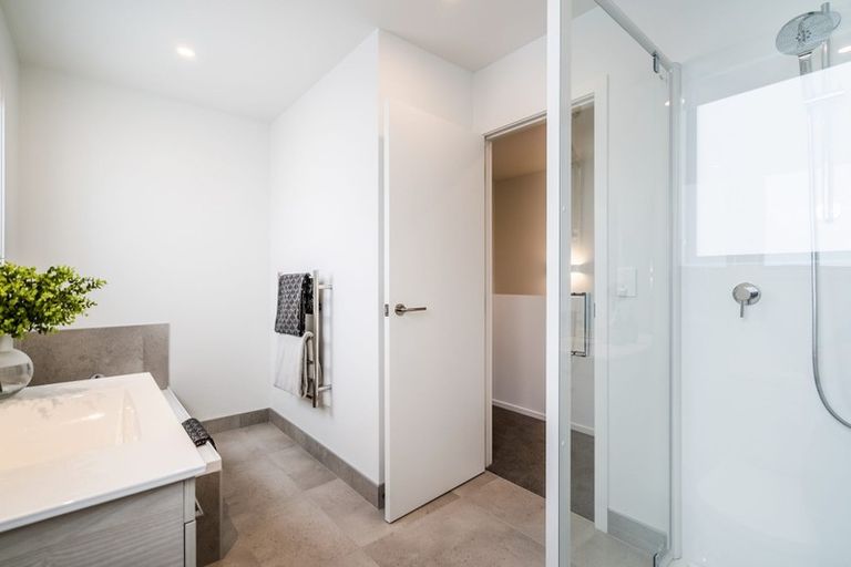 Photo of property in 5b Nea Place, Hillcrest, Auckland, 0627