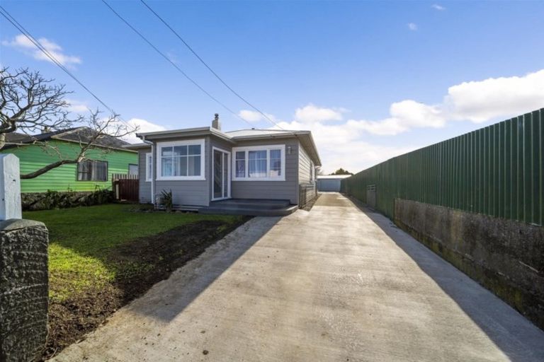 Photo of property in 22 Wellington Street, Hawera, 4610