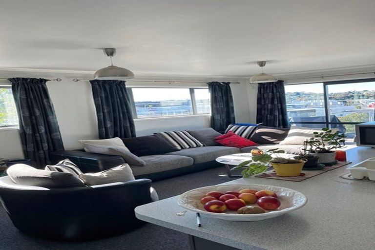 Photo of property in 16a Woodall Place, Totara Vale, Auckland, 0627