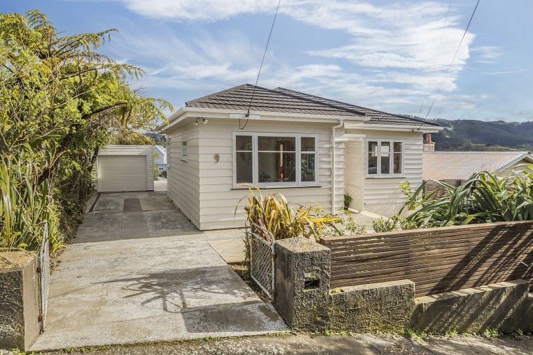 Photo of property in 9 Woburn Road, Northland, Wellington, 6012