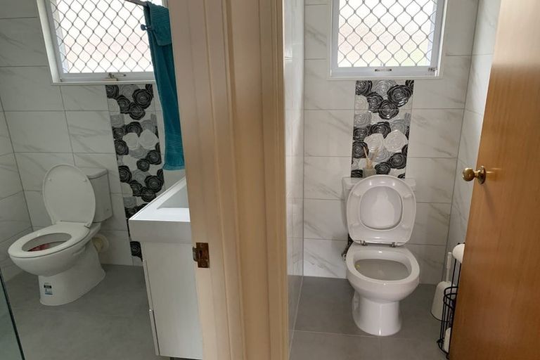 Photo of property in 2/82 Roberts Road, Te Atatu South, Auckland, 0610