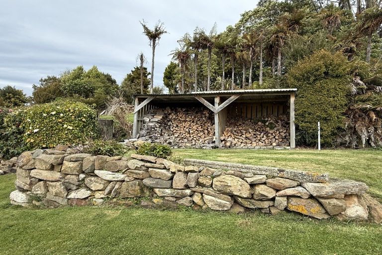 Photo of property in 112 Waikawa Curio Bay Road, Waikawa, Tokanui, 9884