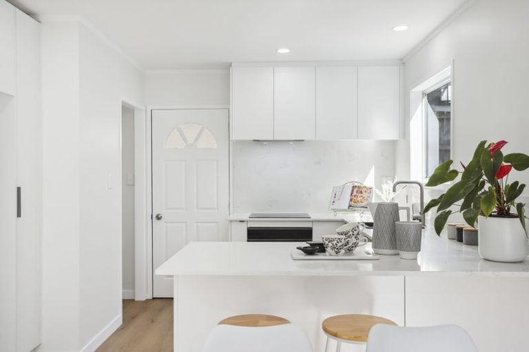 Photo of property in 9a/2 De Val Drive, Titirangi, Auckland, 0604