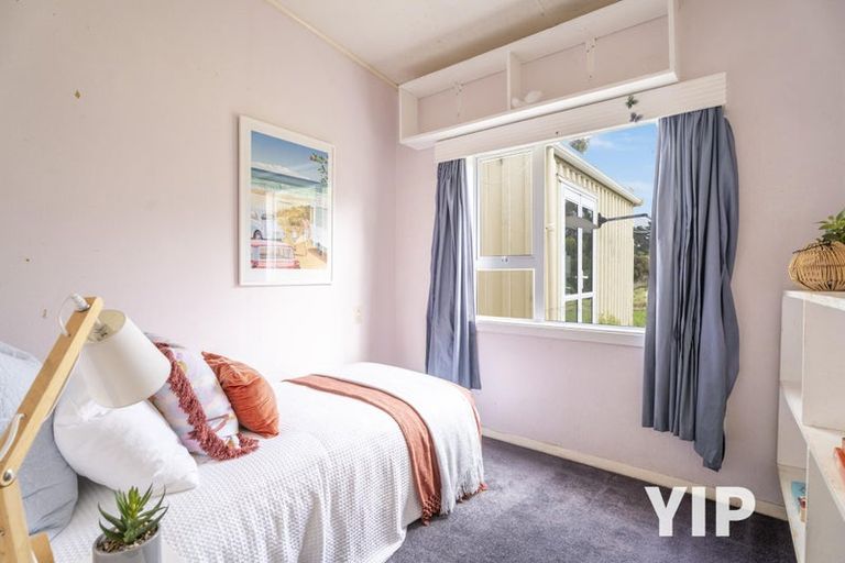 Photo of property in 10 Miles Crescent, Newlands, Wellington, 6037