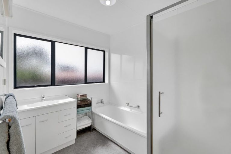 Photo of property in 16 Hussey Street, Oakura, 4314