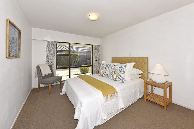 Photo of property in 2/23 Broadfell Avenue, Avonhead, Christchurch, 8042