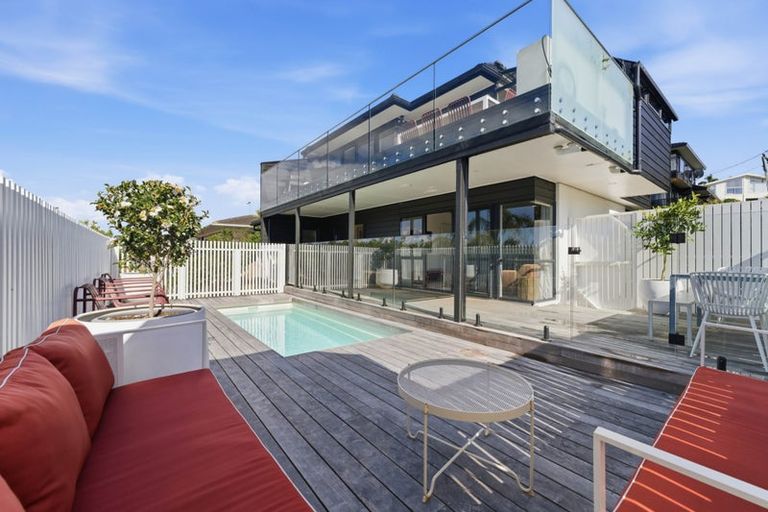 Photo of property in 2/11 Seaview Road, Castor Bay, Auckland, 0620