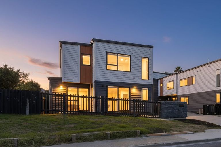 Photo of property in 1/12 Manuwai Road, Torbay, Auckland, 0630