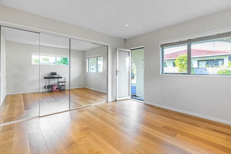 Photo of property in 3/2 Beach Road, Castor Bay, Auckland, 0620