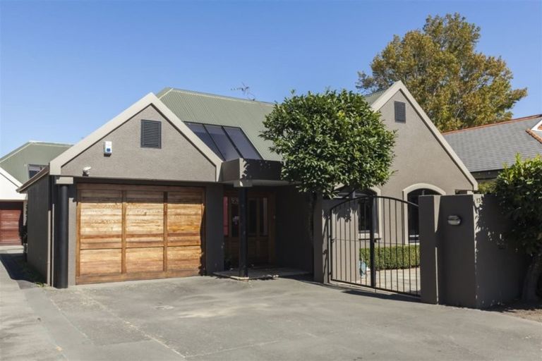 Photo of property in 135 Fendalton Road, Fendalton, Christchurch, 8052