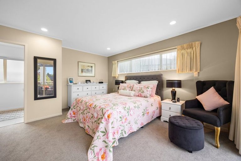 Photo of property in 6 Harbour Lights Close, West Harbour, Auckland, 0618