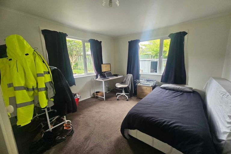 Photo of property in 1 Kinapori Terrace, Newlands, Wellington, 6037