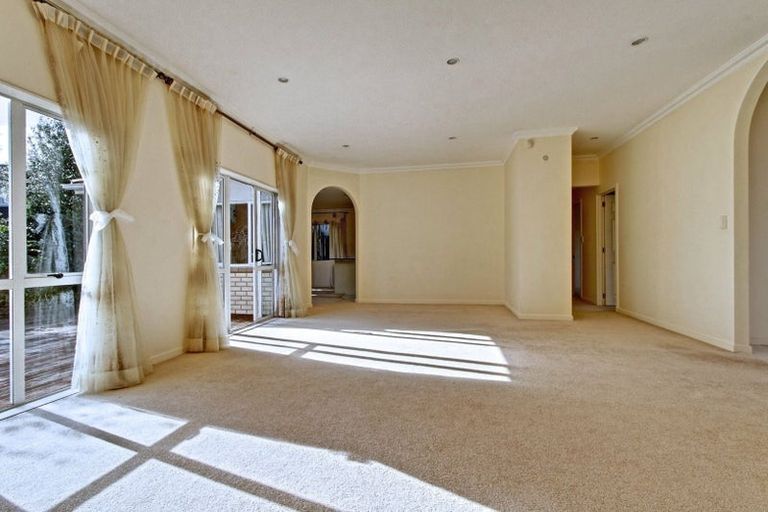 Photo of property in 12 Malin Place, Pinehill, Auckland, 0632