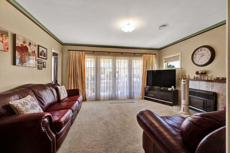 Photo of property in 77 Omata Road, Marfell, New Plymouth, 4310