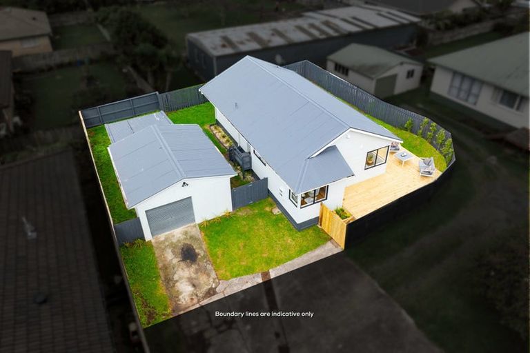 Photo of property in 2/7 Rewarewa Road, Te Atatu Peninsula, Auckland, 0610