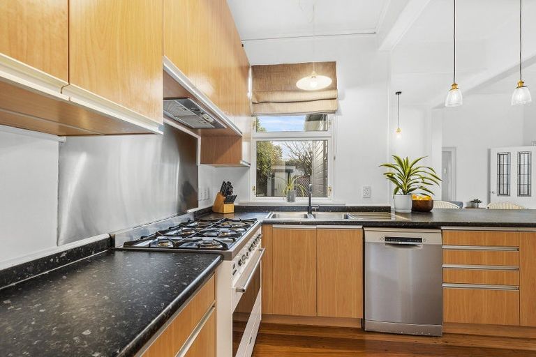 Photo of property in 66 Eden Street, Island Bay, Wellington, 6023