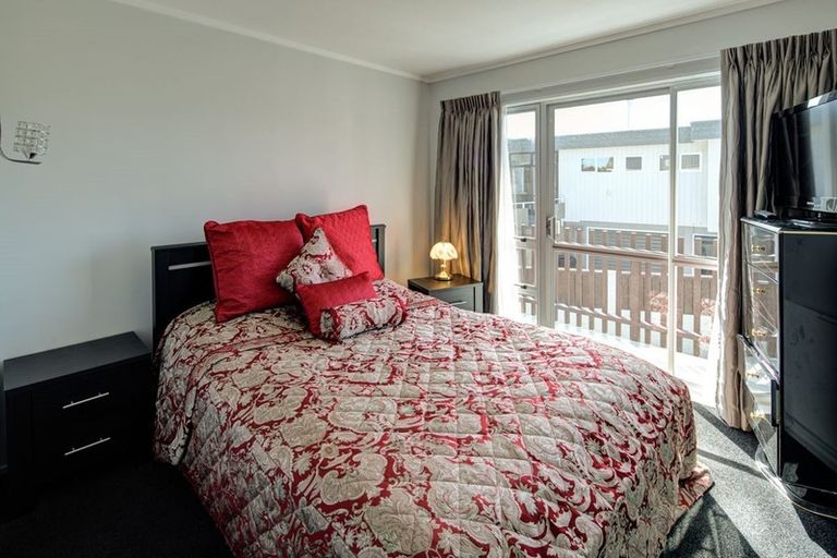 Photo of property in 6 Tree Top Lane, Paparangi, Wellington, 6037