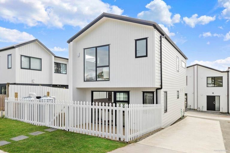 Photo of property in 17e Granville Drive, Massey, Auckland, 0614