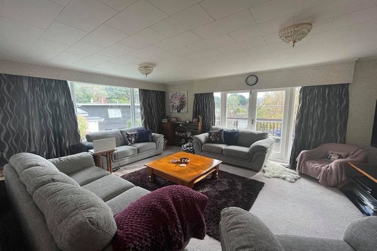 Photo of property in 1 Pohue Grove, Stokes Valley, Lower Hutt, 5019